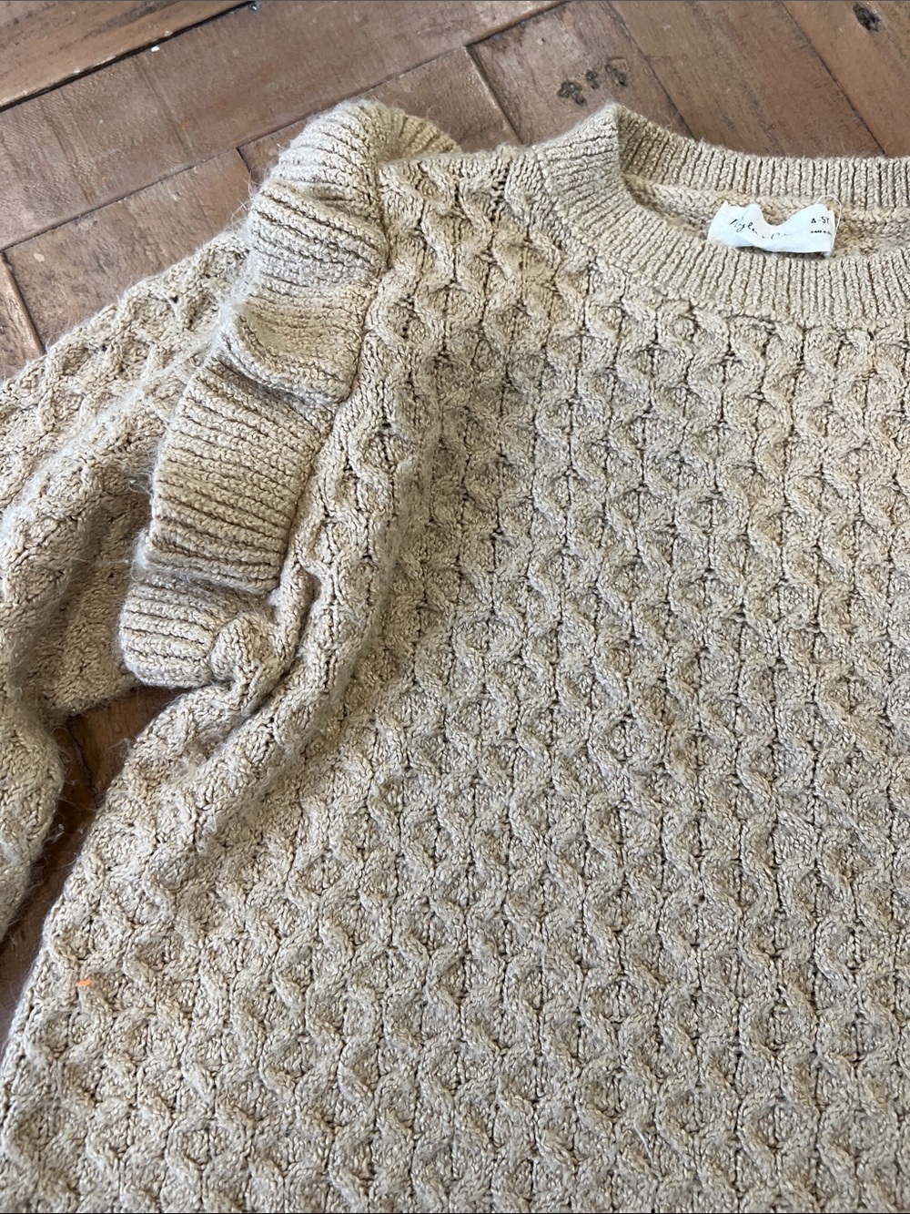 Rylee + cru Textured Knit ruffled shoulder crewneck sweater beige 4-5 years - Picture 2 of 6